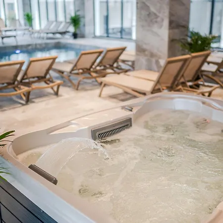 Royal Blue In Odyssey Spa&pool Daire Mamaia
